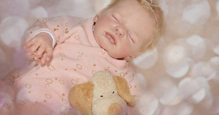 "Күйеуім кетіп қалады деп қорықтым". Әйел 9 ай жүктімін деп өтірік айтып, сәби орнына қуыршақ жерлеген