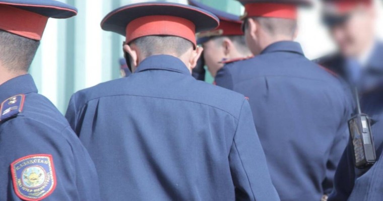 Алматыда телефон сататын жігіттер тергеушілерден таяқ жеген