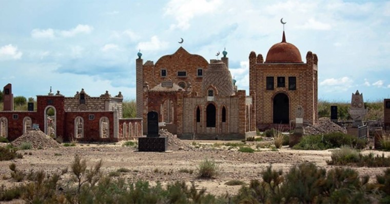 Зират басына барған шымкенттіктер жаға ұстарлық жағдайға тап болды – видео