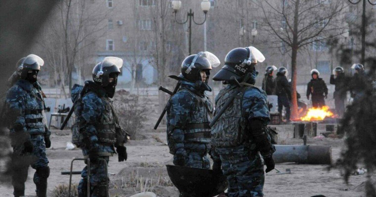 Ресейлік журналист "Жаңаөзен оқиғасы" туралы: Жүкті әйел мәйіттер жатқан үйлерге алып барды. 64 адам өлген