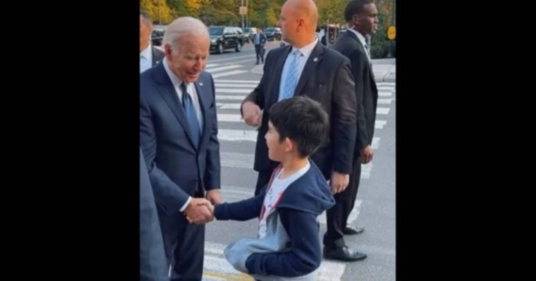 Қазақстандық бала көшеде АҚШ президентімен сөйлесті