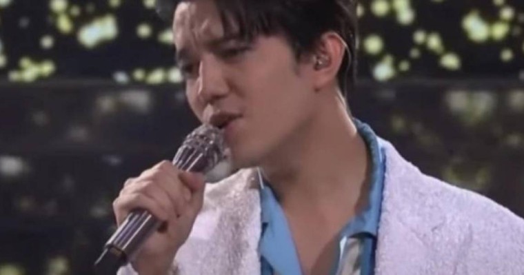 Жаңа жыл қарсаңында. Димаш Құдайберген Қытайдағы басты телеарналарда өнер көрсетті