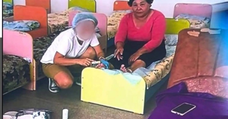 Көкшетаудағы балабақшада тәрбиеші бүлдіршіннің төсегіне жатып алып шугаринг жасатқан