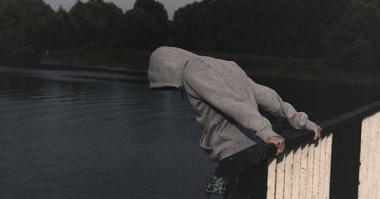 Қостанайда сүйген қызымен ұрсып қалған жігіт көпірден секіріп кетті (видео)