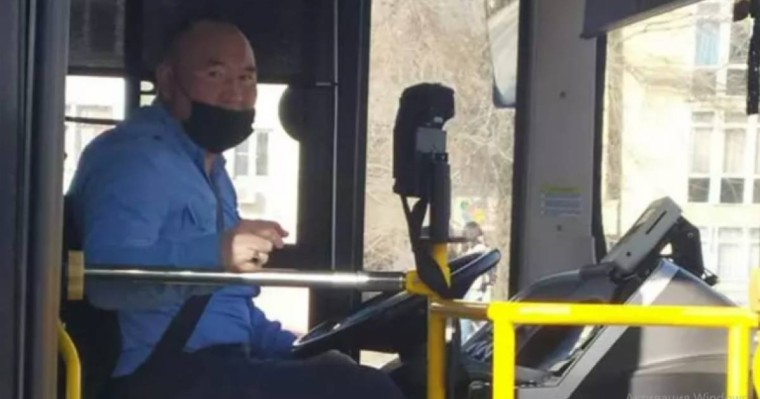 Автобуста түсіп қалған телефонды иесіне қайтарған алматылық жүргізуші жұртты сүйсіндірді