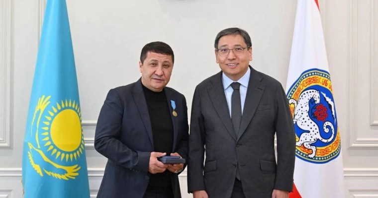 Алматы әкімі әуежайда кепілге алынған қызметкерді құтқарған ер адамға марапатын табыстады