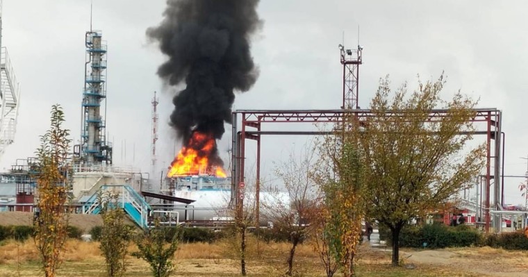 Жамбылда мұнай өңдеу зауыты өртеніп жатыр (ВИДЕО)