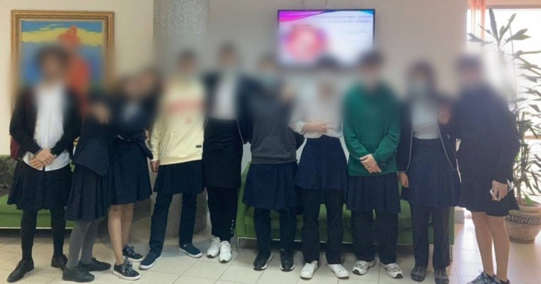 Алматыдағы Назарбаев Зияткерлік мектебінде оқушының суицидінен кейін наразылық акциясы өтті