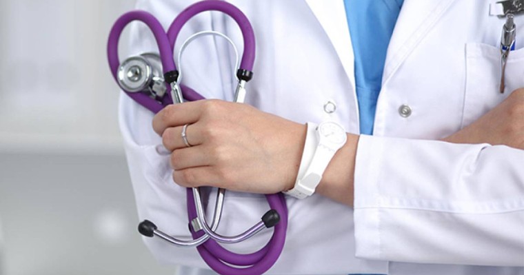 “15 мың теңге айыппұл”: Медбикеге қол жүгірткен депутатқа сот шешімі шықты