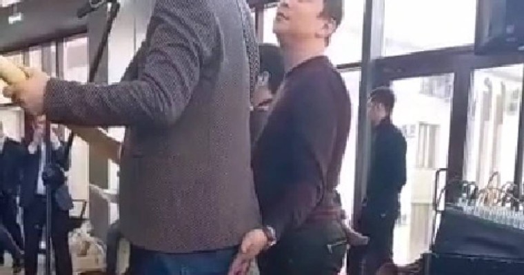 Ұлықпан Жолдасовтың көтенін ұстаған Қайрат Әділгерей сынның астында қалды