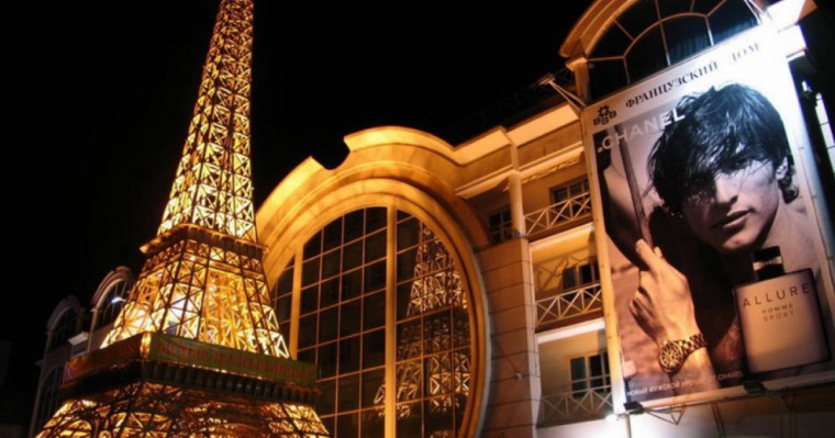 Алматыда ер адам «Эйфель» мұнарасынан секіріп өлмек болды