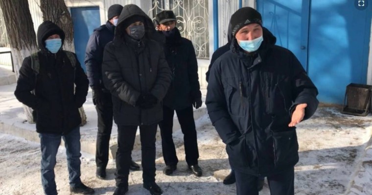 Ақтөбеде ереуілден соң жұмысcыз қалған қызметкерлер компания кеңсесіне жиналды