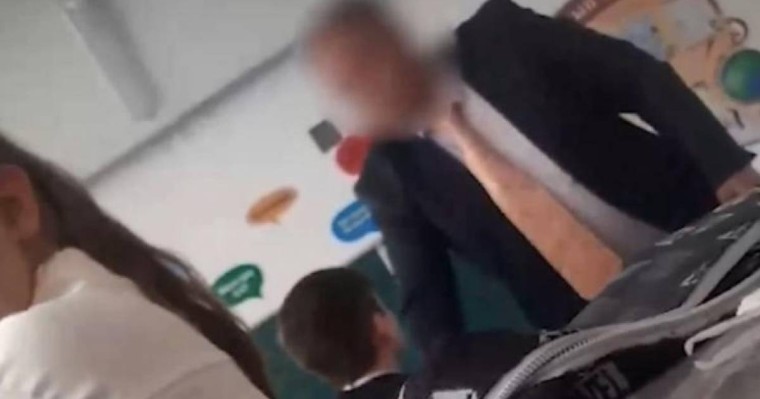 “Ұстаздардың қол көтеруге құқығы жоқ” - Мұғалім мен оқушы арасындағы жанжал видеоға түсіп қалған