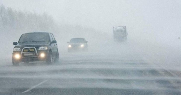 Боранды күні тұрып қалған көліктерге тұрғындар 1300 теңгеге нан сатқан