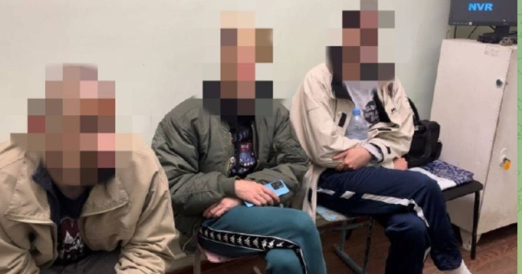 Орал қаласында төбелескен ресейліктер сот шешімімен Қазақстаннан шығарылды