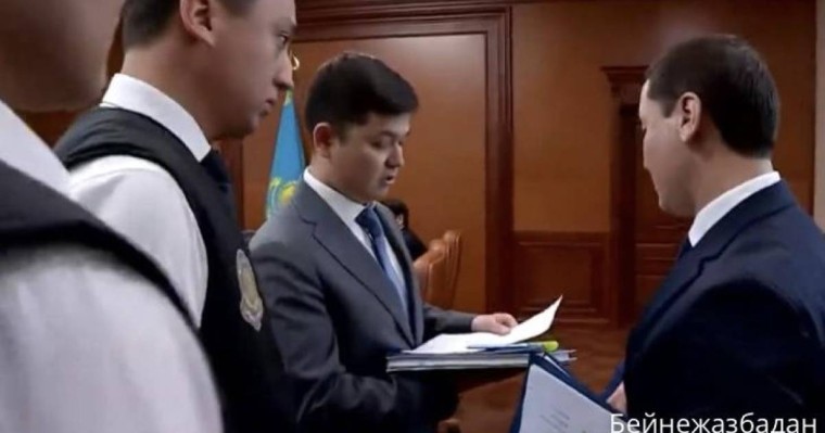 «Арамызда сатқындар бар». Шымкентте әкімдіктегі жиын кезінде шенеунікті ұстап әкетті (видео)