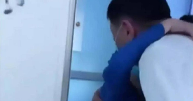 Сырқаттанып қалған немересімен қауышқан Нұртас Айдарбеков көз жасын тыя алмады (видео)