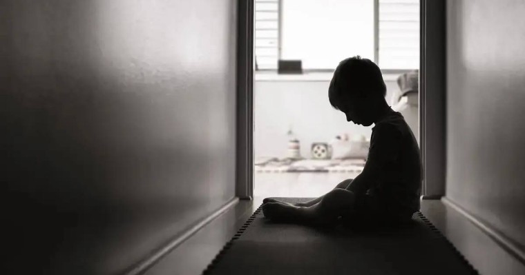 Көкшетауда асырап алған немересін өлтіріп, мәйітін есік алдына көміп тастаған әже 21 жылға сотталды