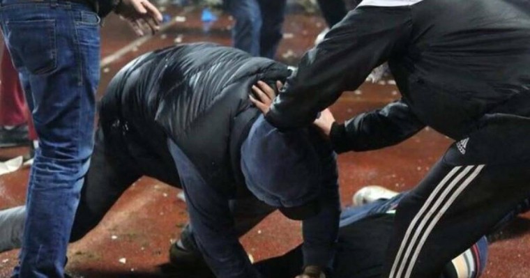 Пенжім ауылындағы төбелес: Бір топ адам үй мен көліктердің терезесін сындырды (ВИДЕО)