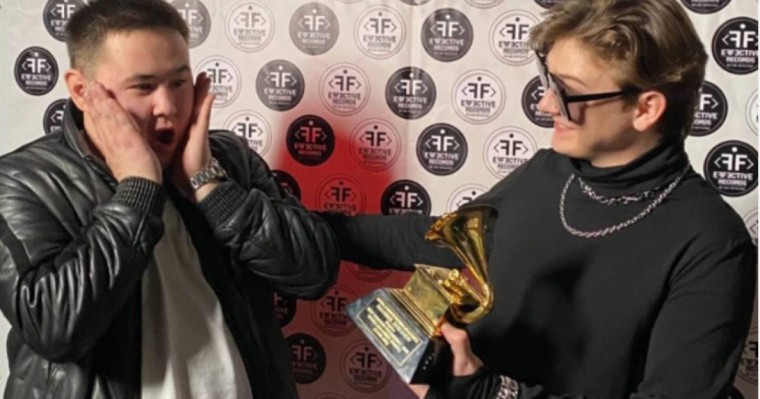 Иманбек көптен күткен Grammy мүсінін қолына алды (ВИДЕО)