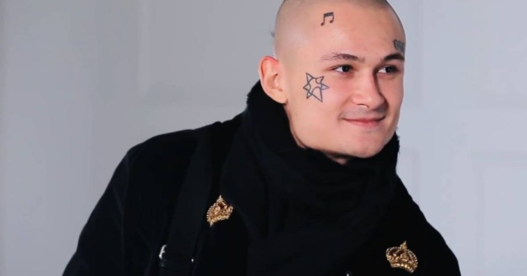 Кремль жеңіс күнін атап өтуді сынаған әншіні қуғындап жатыр (ВИДЕО)