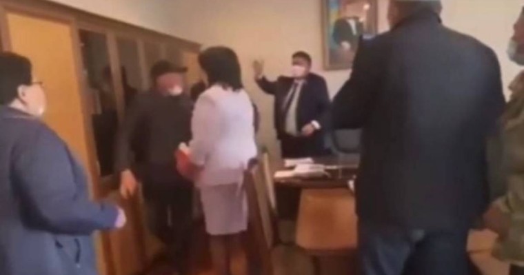 Кербұлақ ауданы әкімдігінде төбелес болды (ВИДЕО)