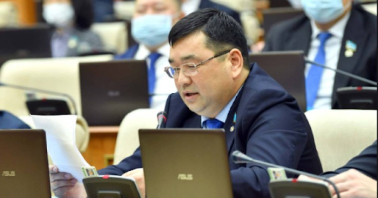 Мәжіліс  депутаты «ұйықтап» қалды (ВИДЕО)