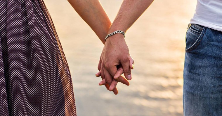 «Несиеге алдым»: Астаналық жігіт бұрынғы сүйіктісіне сыйға тартқан айфонды қайтару үшін сотқа жүгінді