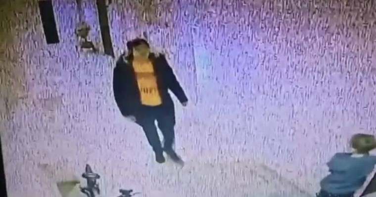 «Біреуін ұрып, екіншісін теуіп, үшіншісін қылқындырған»: Астанада ер адам балаларға шабуыл жасаған (видео)