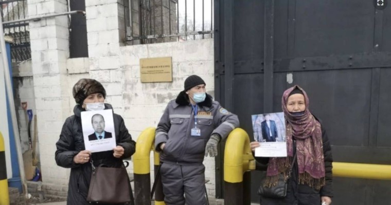 "Балаларды тірі жетім, әйелдерді тірі жесір қылған Қытай геноцид саясатын тоқтатсын!". Алматыда әйелдер Қытай елшілігіне жиналды