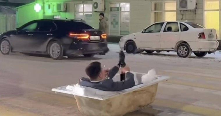 Блогер қала орталығындағы жаяу жүргіншілер өткелінде "ваннаға түскен"