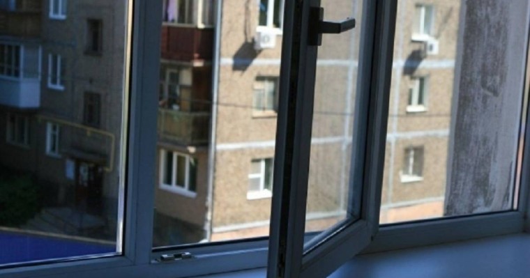 «Әкесі ұрып, терезеден лақтырып жіберген»: Шымкентте жеті баланың анасы қайтыс болды