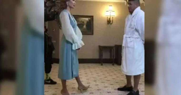 Қонақ үйде халатпен жүрген Қуат Найман Байзақованың алдында қиналды (видео)