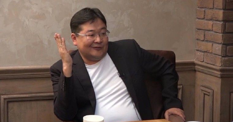 "Тасжүрек деген адамның өзі елжіреп кетеді". Айдос Сарым анттың быт-шытын шығарған депутаттарды қорғап алды