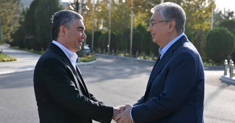 Бердімұхамедов Тоқаевқа Ахалтеке жылқысын сыйлады (ВИДЕО)