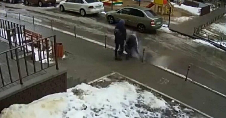 Жас жігіт 17-қабаттан ішінде сәби жатқан колясканың үстіне құлады: Екеуі де өлді