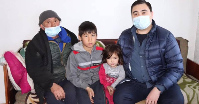 Жаңа шақырылым депутаты 6 баланы жалғыз тәрбиелеп отырған әкеге үй сыйлады
