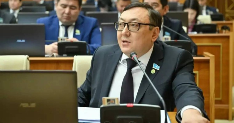 Ата-анасын қарттар үйіне тапсырғандардың жалақысынан 50 пайыз ұстау керек – депутат