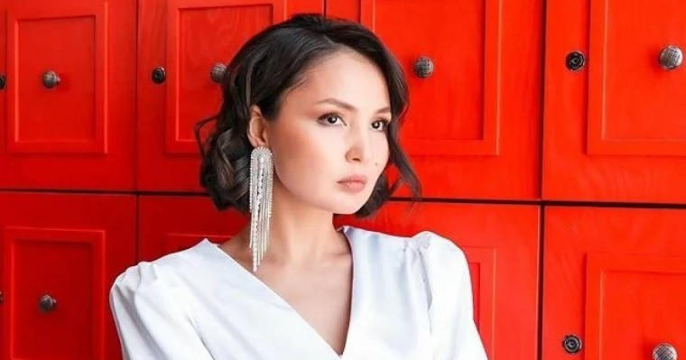 "Жау жағадан алғанда, бөрі етектен тартады": Жұлдыз Әбдікәрімова өз қазағын пәтерден қуып жатқандар туралы