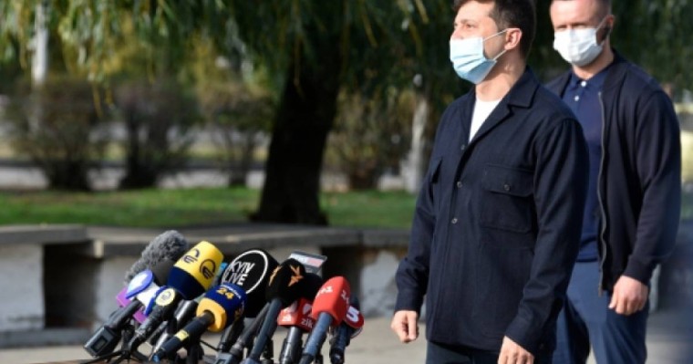 Қыз наразылық білдіру үшін Зеленскийдің алдында жалаңаштанды - видео