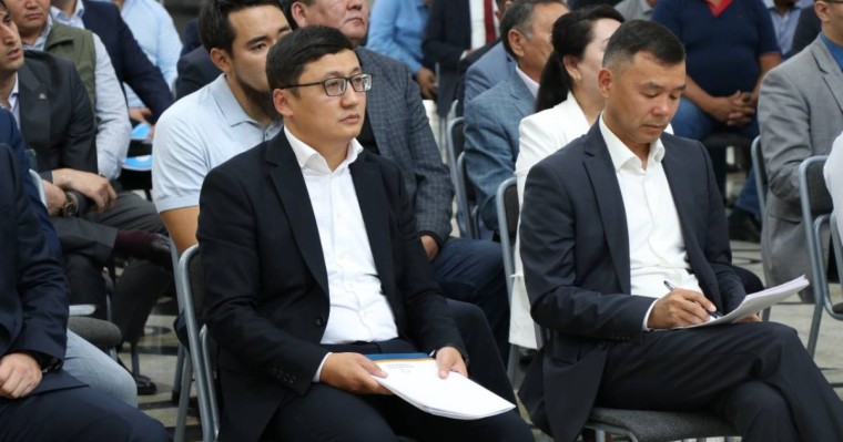 Бүгін «Атамекен» алаңында облыс әкімі Жетісу Бейбіт Исабаев бизнес-қоғамадстық өкілдерімен кездесті