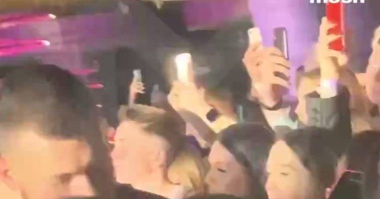 Танымал әншінің концертіне барған 71 жастағы әжей залда қайтыс болды