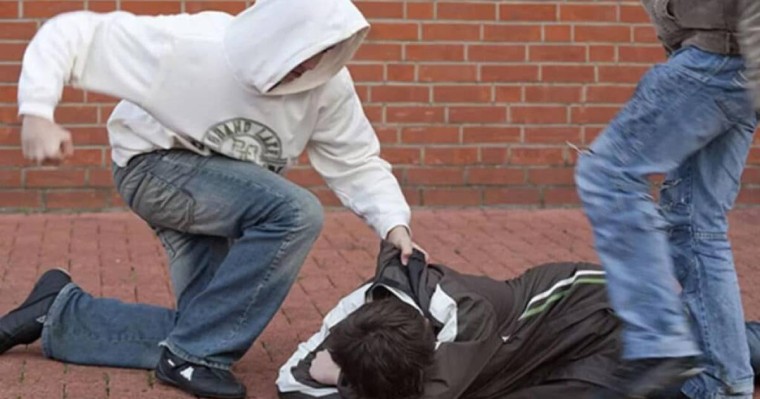 «Мүшеқап үрлеткен»: Семейде бір топ оқушы жасы кіші баланы аяусыз ұрған (ВИДЕО)