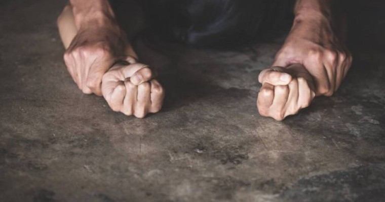 "Мені полицей зорлап, заңсыз түсік жасатты. Бірақ түрмеде жазықсыз адам отыр". Ақтөбе облысында қыз бала Тоқаевтан көмек сұрады