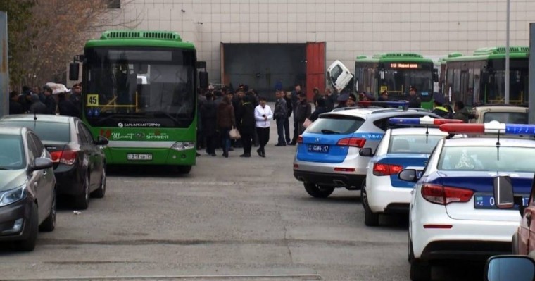 Шымкентте ереуілге шыққан жүргізуші: Шығарып жіберді бізді. КНБ-ға бірдемеге тапсырамын, мойныңа іліп жіберемін деді