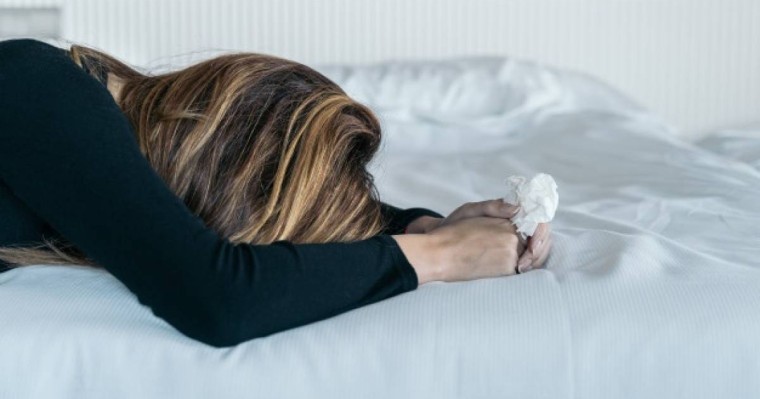 Шыңжаңдағы лагерьде болған әйел: 20 жастағы қызды полиция қызметкерлері кезек-кезек зорлағанын көрдім