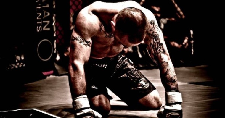 27 жастағы боксшы нокаутқа түскеннен кейін көз жұмды – видео