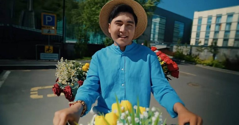 «Дарите женщинам цветы»: Танымал қазақ әншісі қара тізімге енді