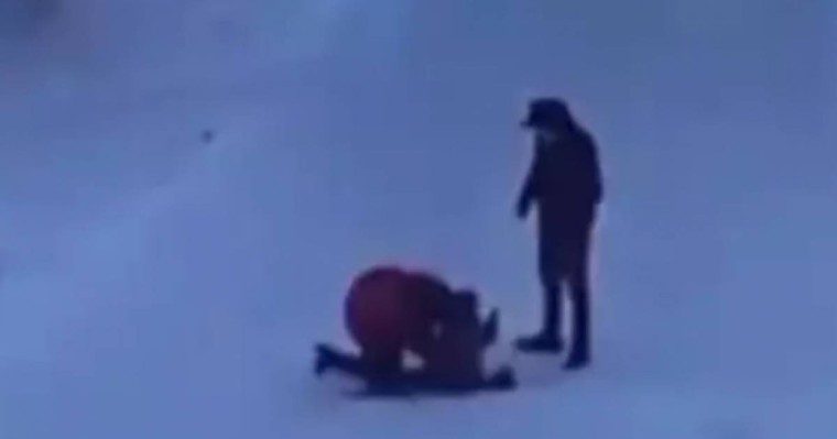 Семейде қолында баласы бар әйелді ұрып-соққан ер адам видеоға түсіп қалды