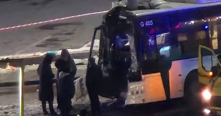 Ішінде 25 адам болған: Астанада жолаушылар автобусы апатқа ұшырады